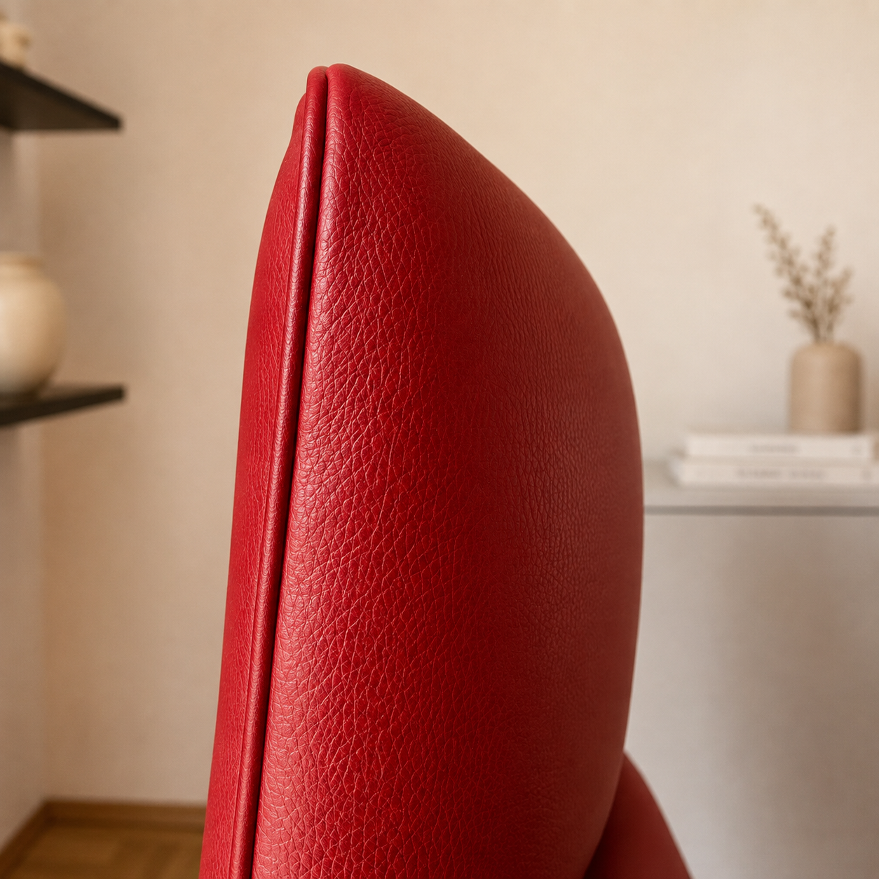 Detail des roten Lederbezugs am ipdesign MASTER Relaxsessel