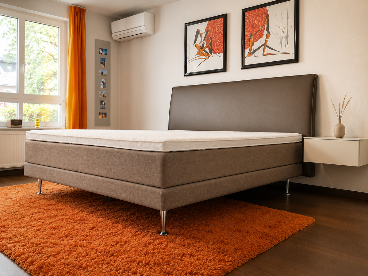 Schlafzimmer in Gelsenkirchen: Polsterbett mit schwebenden Nachtkonsolen