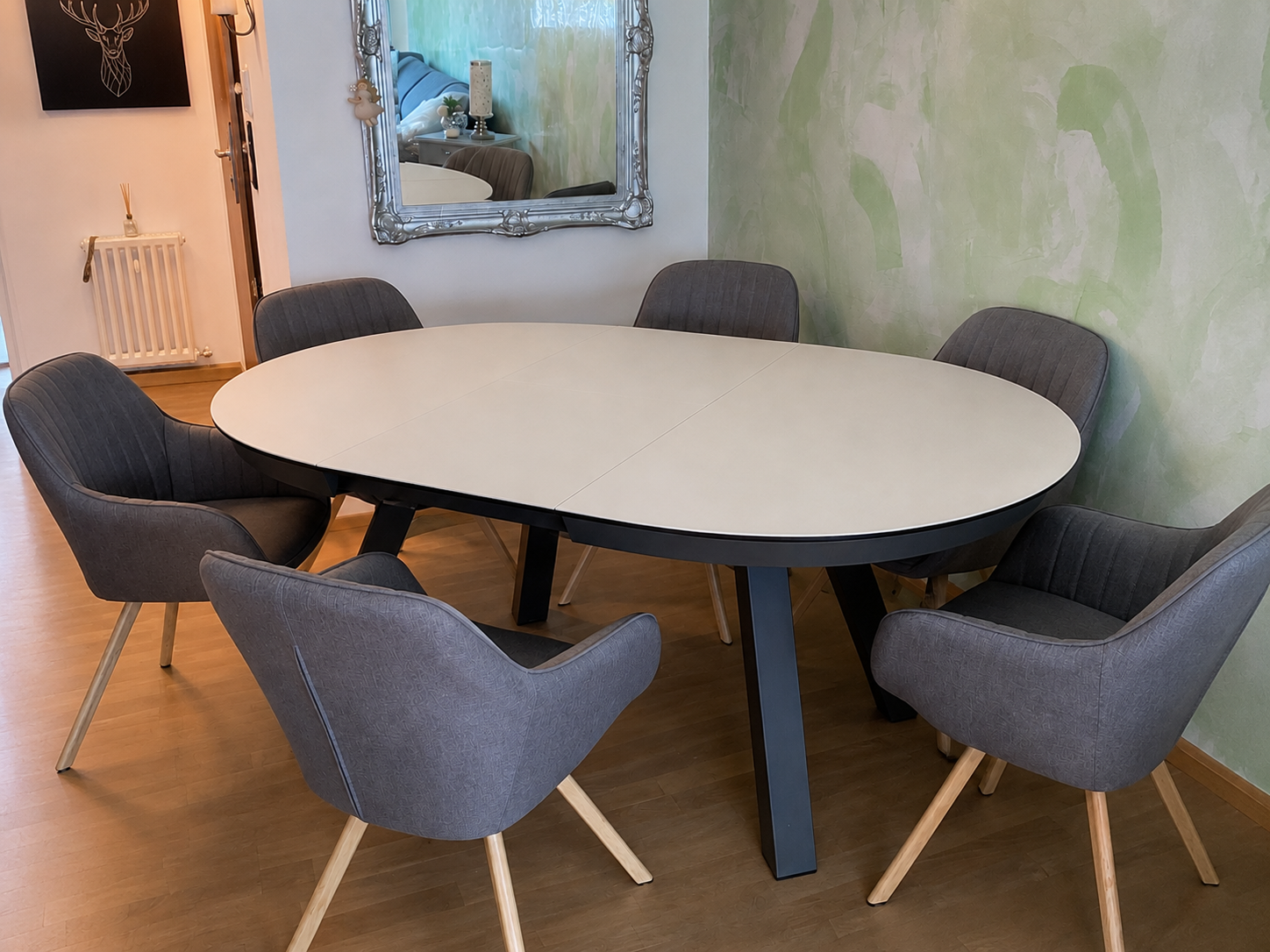 Wohnzimmer in Essen: Ausziehbarer Esstisch für Alltag und Gäste
