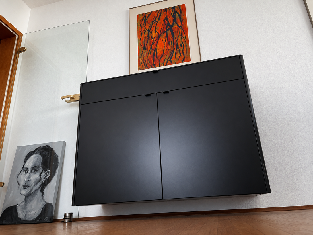 Wohn- und Essbereich in Gelsenkirchen mit wandhängendem Sudbrock GOYA Hängesideboard in Cosmos-Schwarz