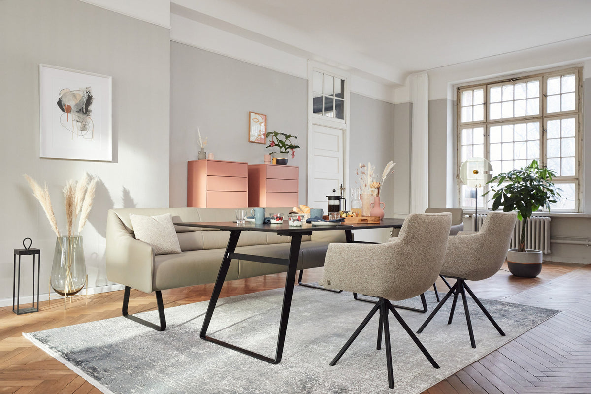 Esszimmer mit Tisch und Stühlen von Mette