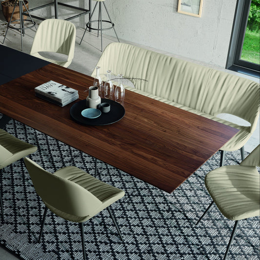 WILLISAU CAPRi Ausziehtisch 180–280 cm in längsmassiver Eiche, schwarz geölt