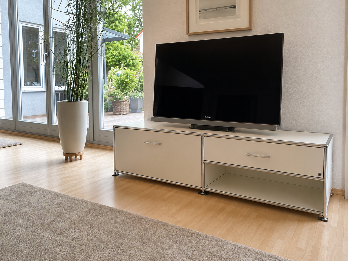 Wohn- und Arbeitsbereich in Gladbeck: Klappschreibtisch und TV-Möbel aus einem System