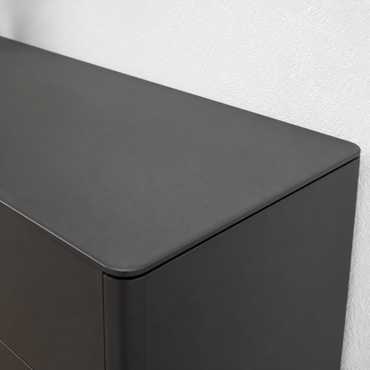 Detail des gefrostet lackierten Glasabdeckblatts am Sudbrock GOYA Hängesideboard