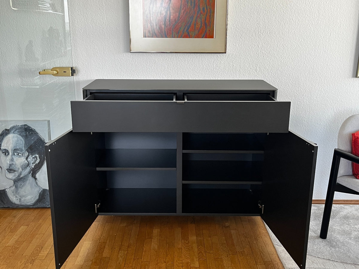 Sudbrock GOYA Hängesideboard in Gelsenkirchen mit geöffneten Türen und Schubkasten