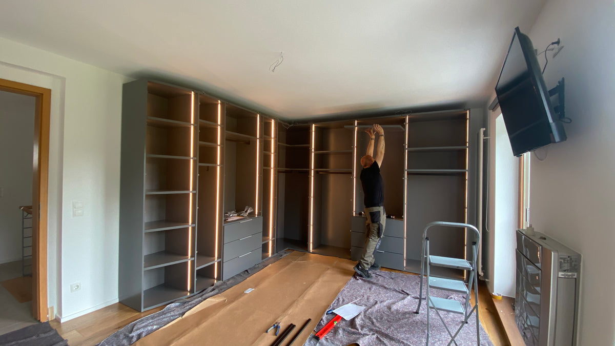 Schlafzimmer in Bochum: Eckschrank und Bettanlage nach der Renovierung