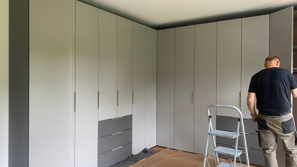 Schlafzimmer in Bochum: Eckschrank und Bettanlage nach der Renovierung