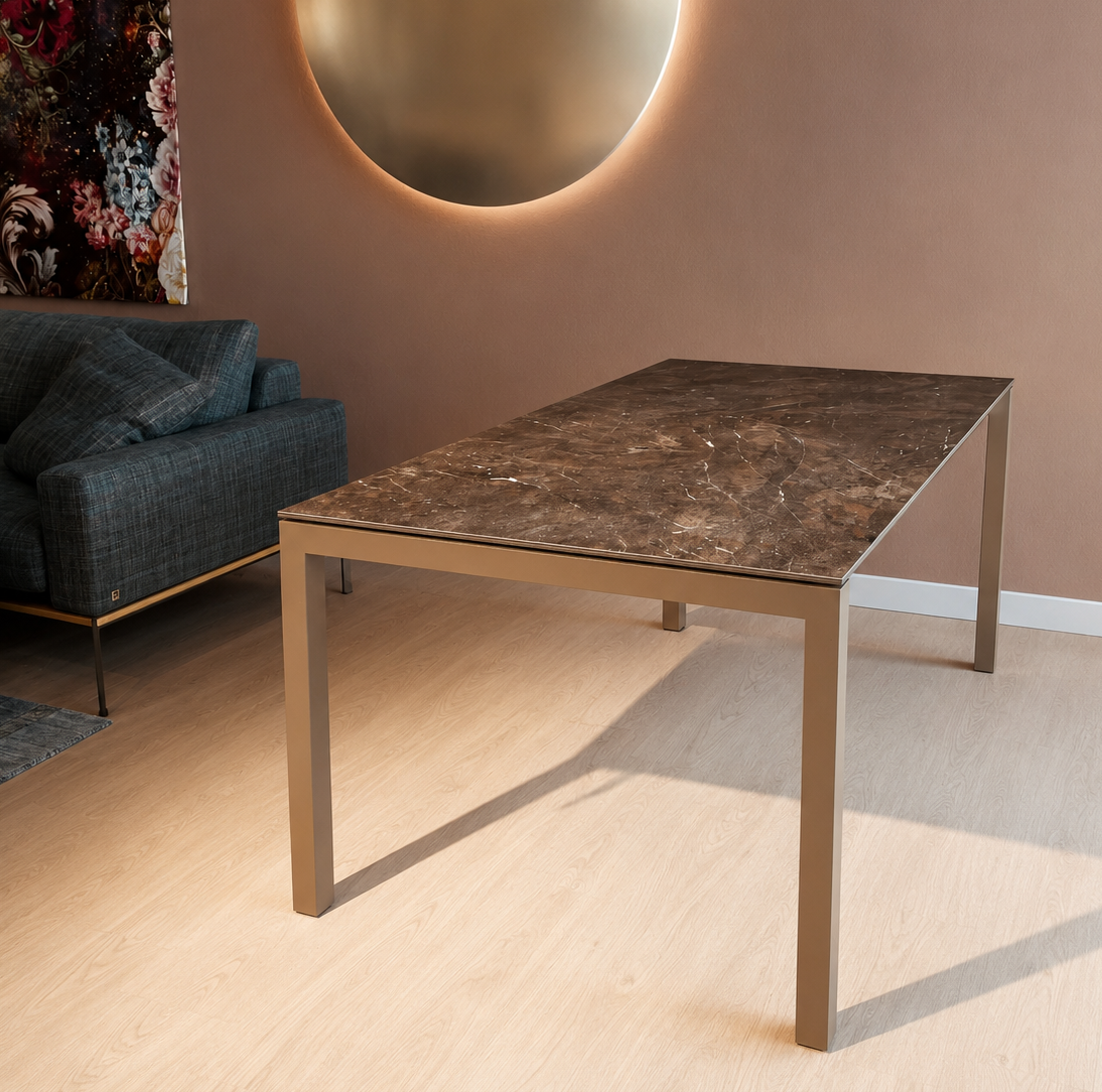 WILLISAU PRATO Ausziehtisch in Keramik Umbra Marron und Aluminium Champagner