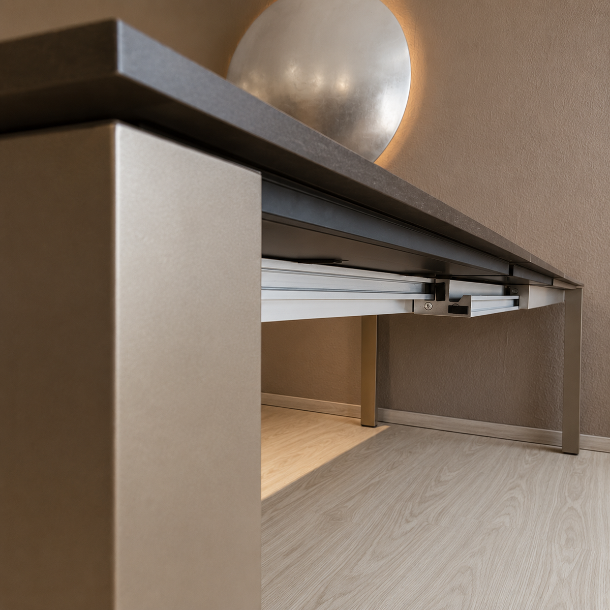 WILLISAU PRATO Esstisch mit Aluminiumgestell in Champagner