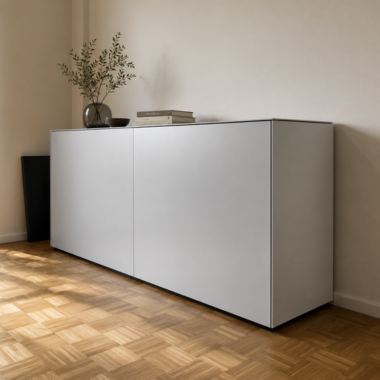 Kettnaker SOMA Schiebetür-Sideboard in Lichtgrau matt mit Graphit-Sockel