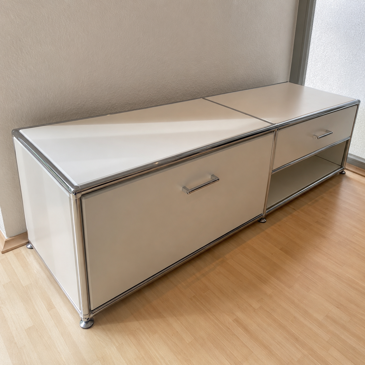 WK 410 MODULARI Medienlösung – gezeigte Ausführung mit weißen Melaminflächen